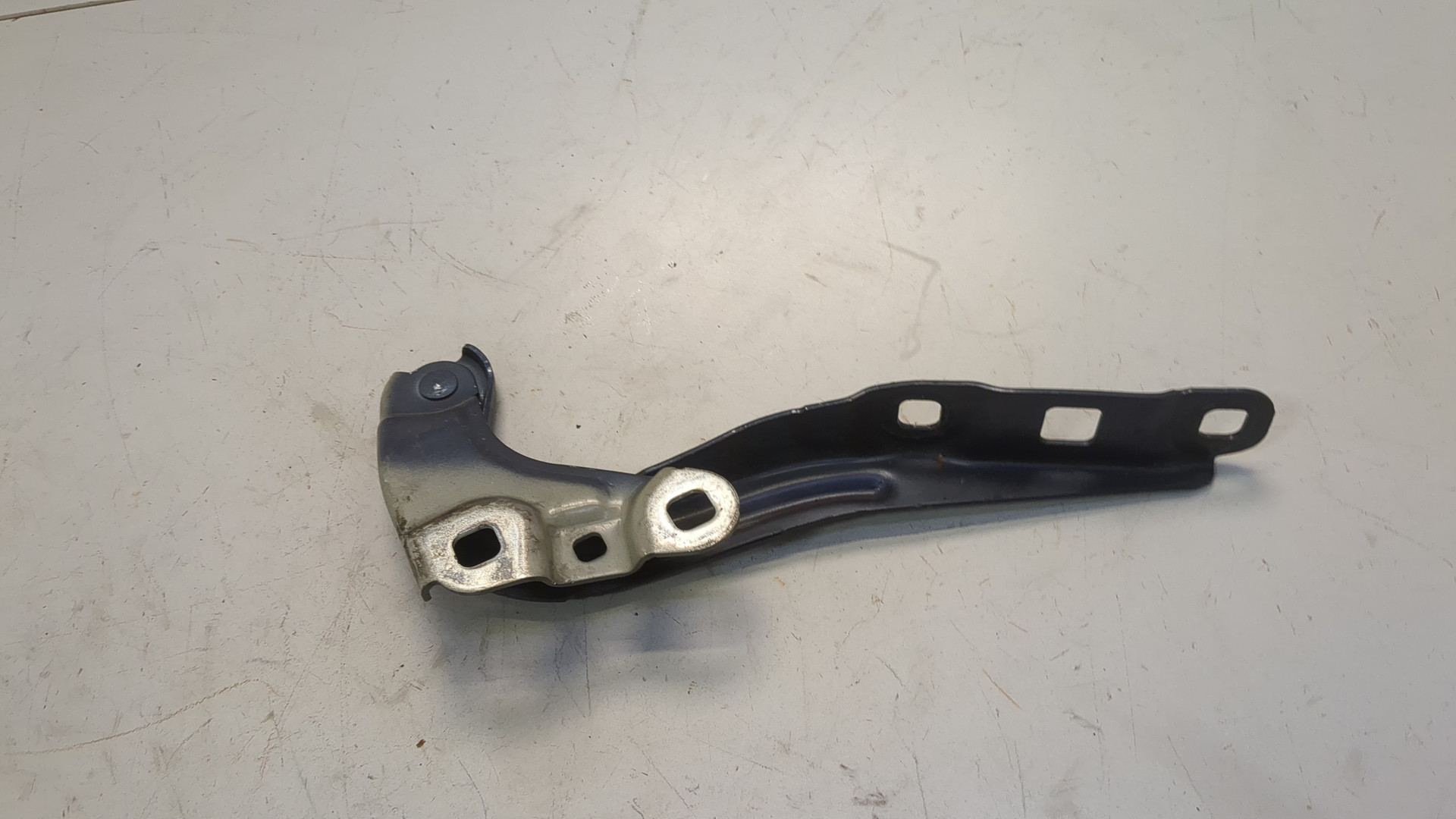 Петля капота левая