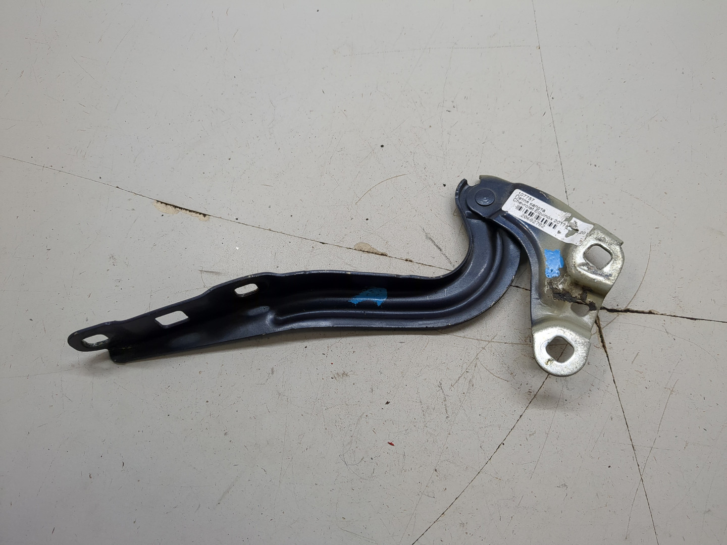 Петля капота правая