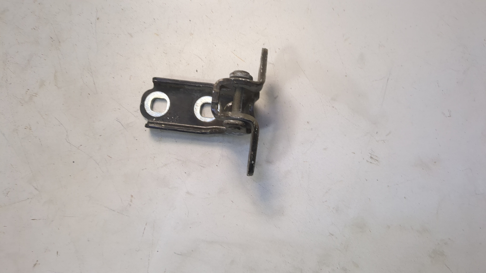 Петля двери