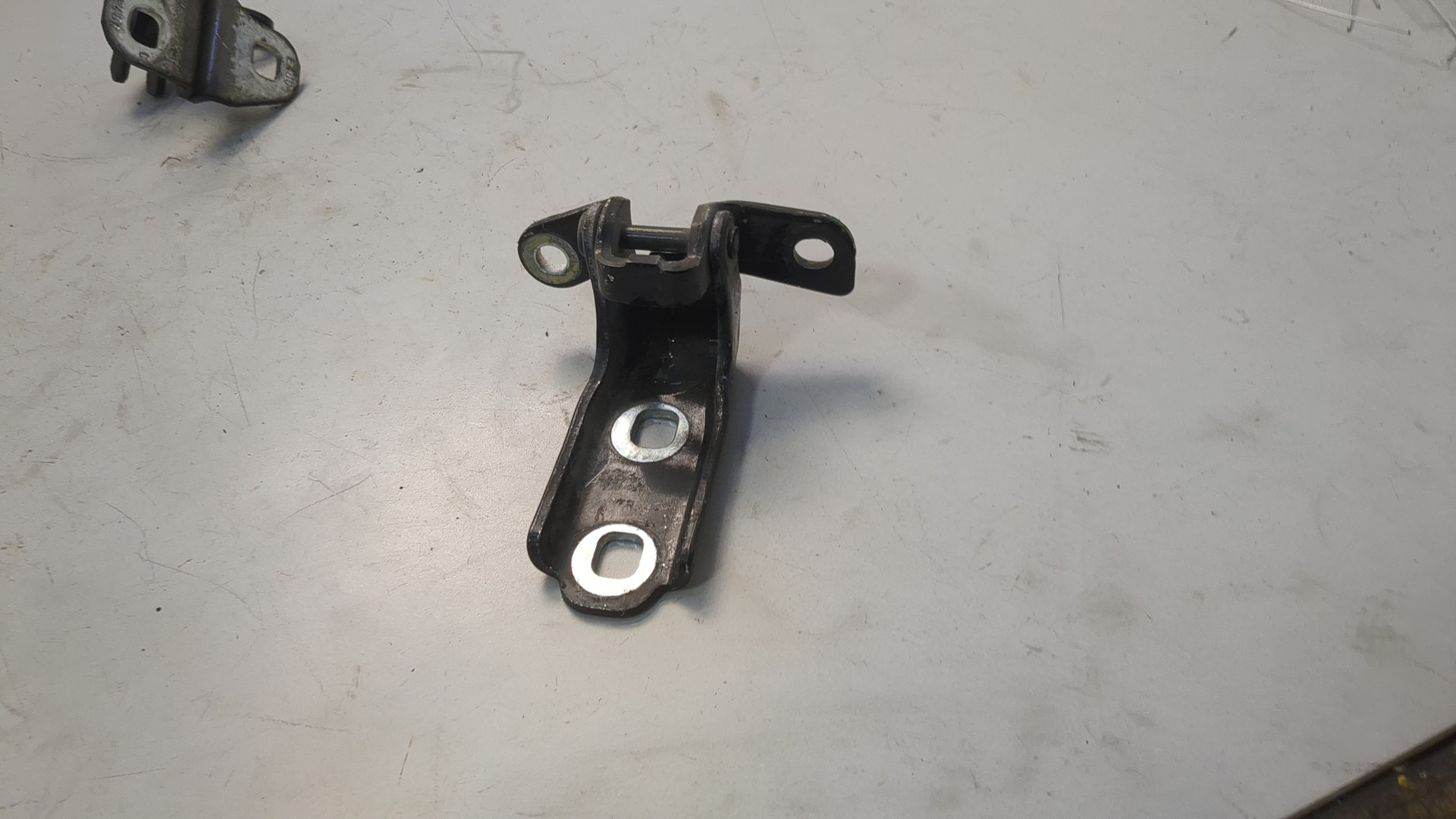 Петля двери