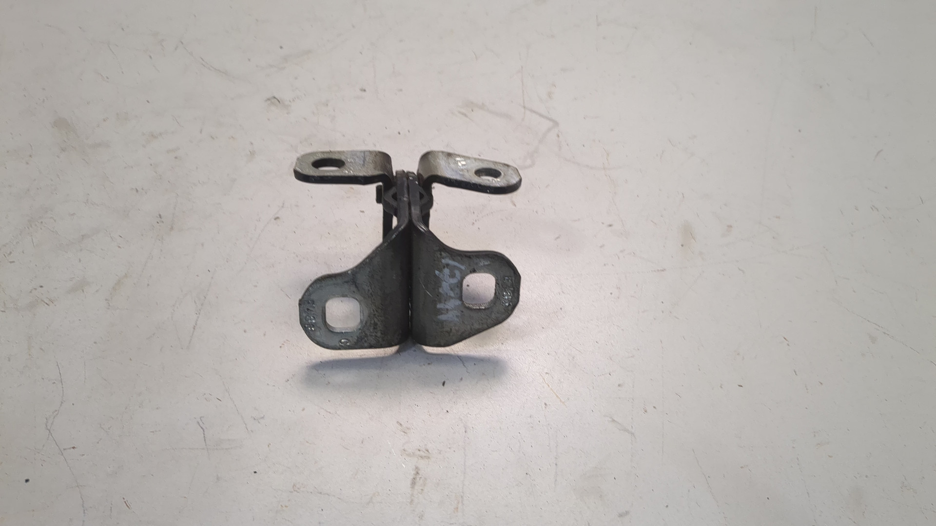 Петля двери