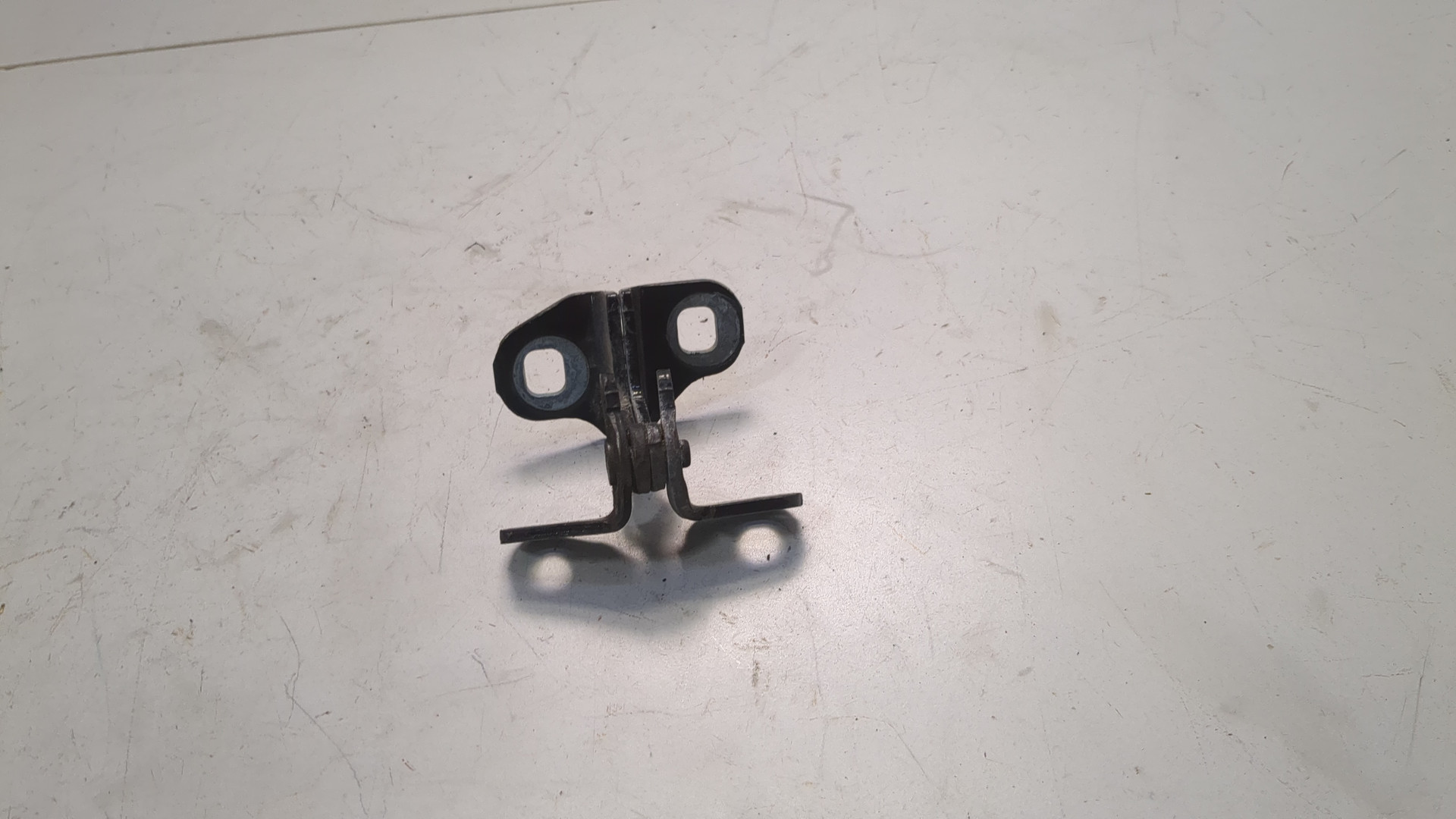 Петля двери