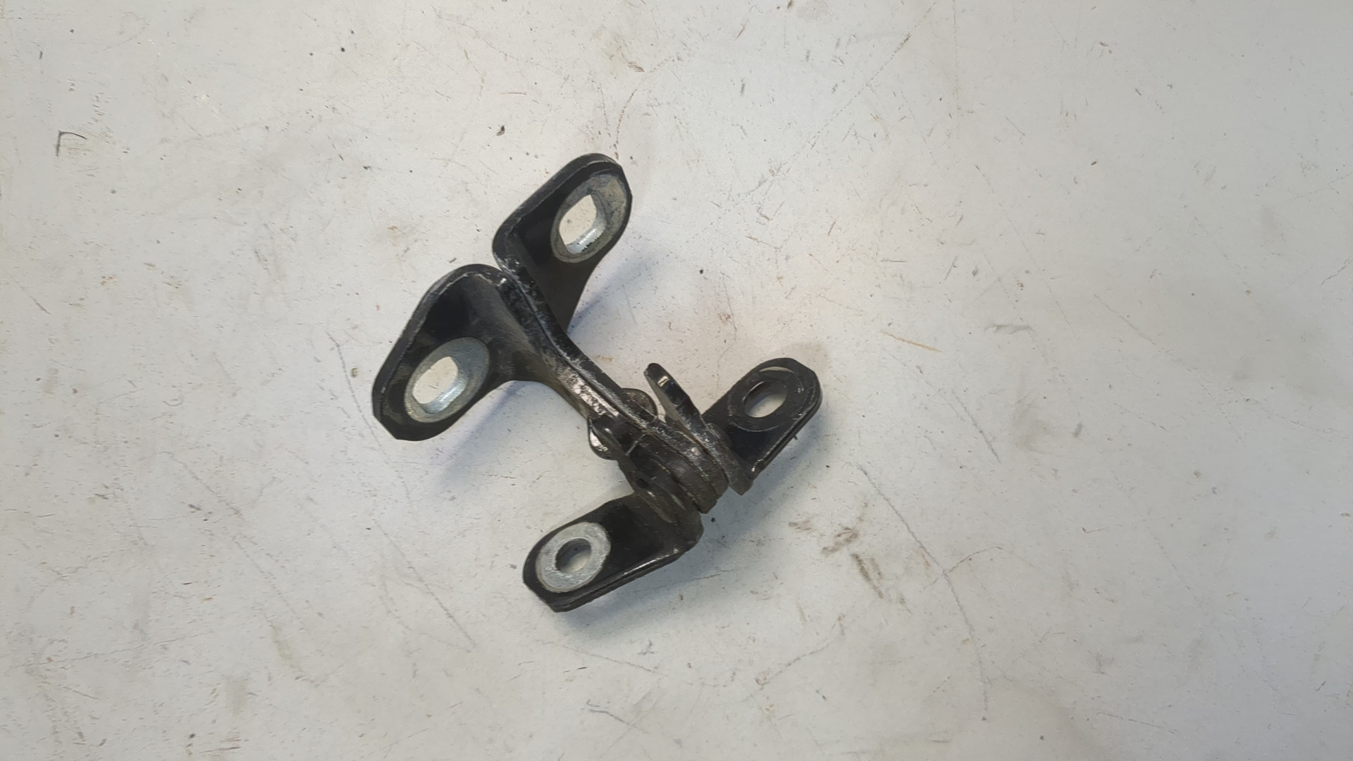 Петля двери