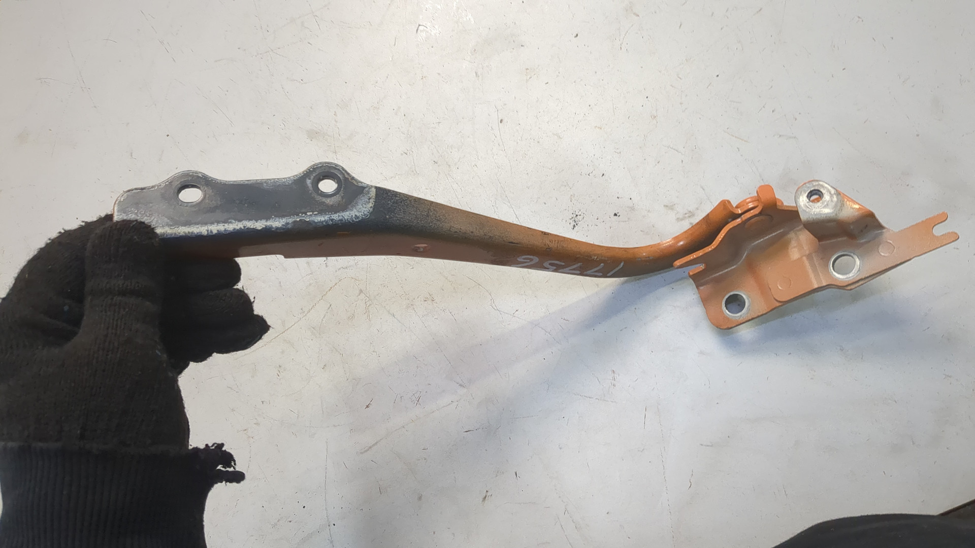 Петля капота левая