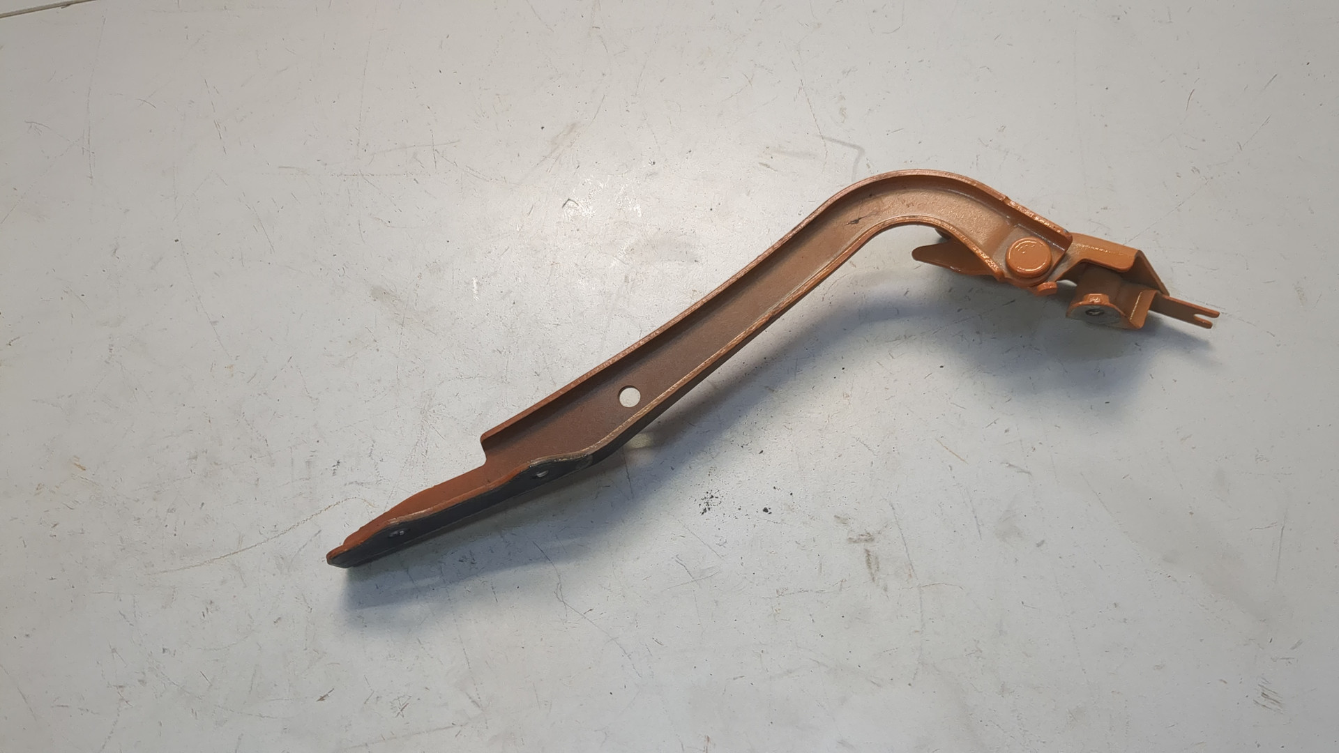 Петля капота левая