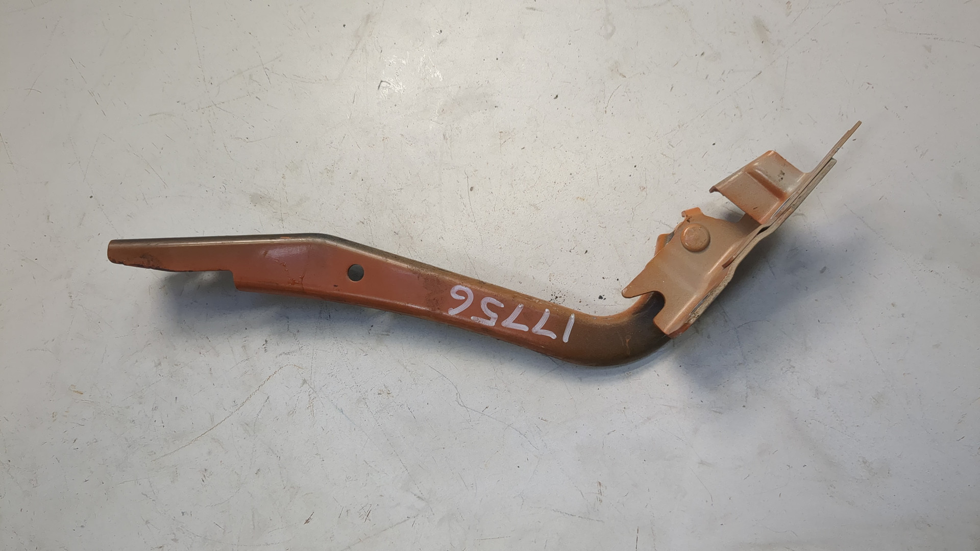 Петля капота левая