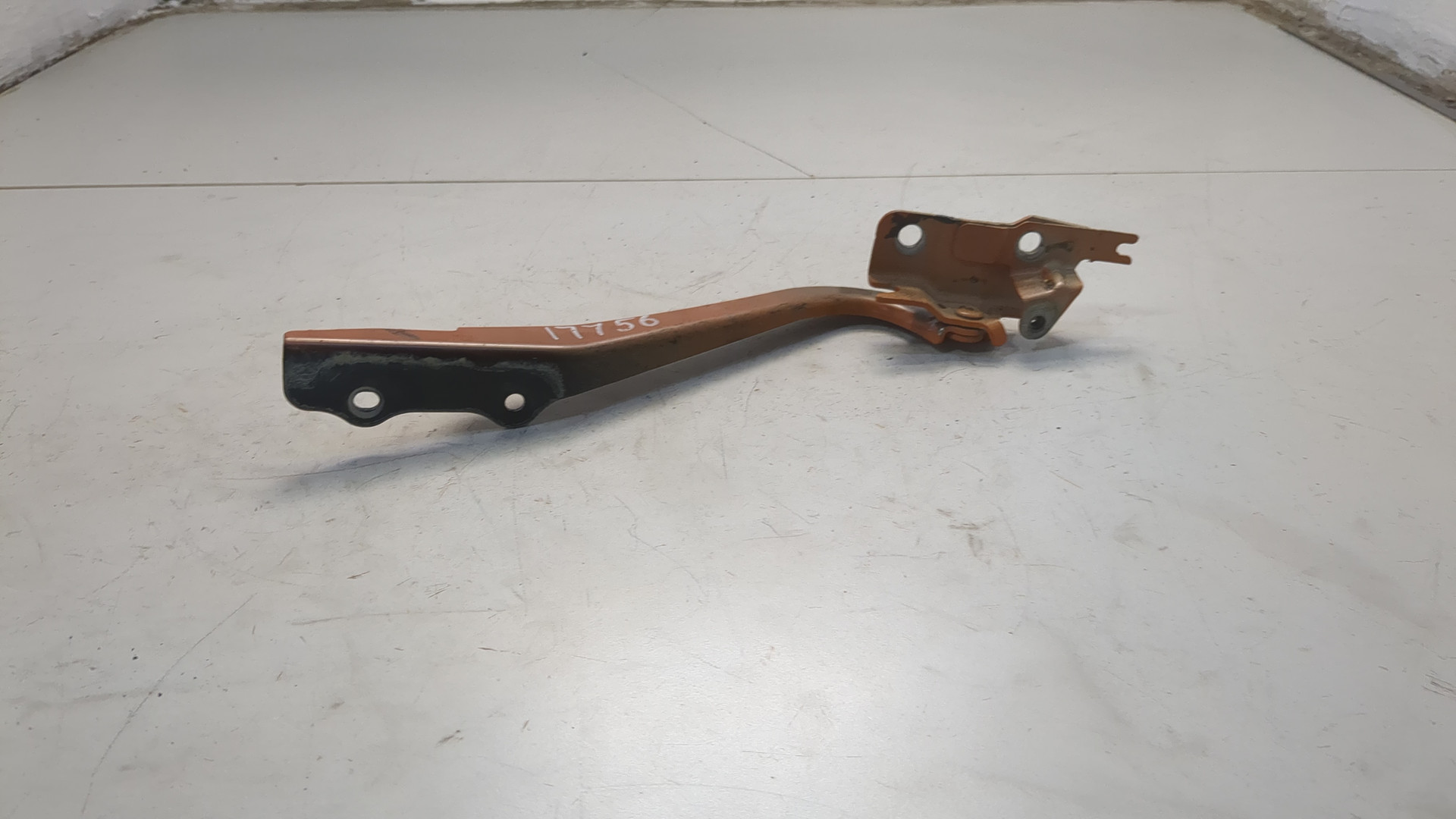 Петля капота правая