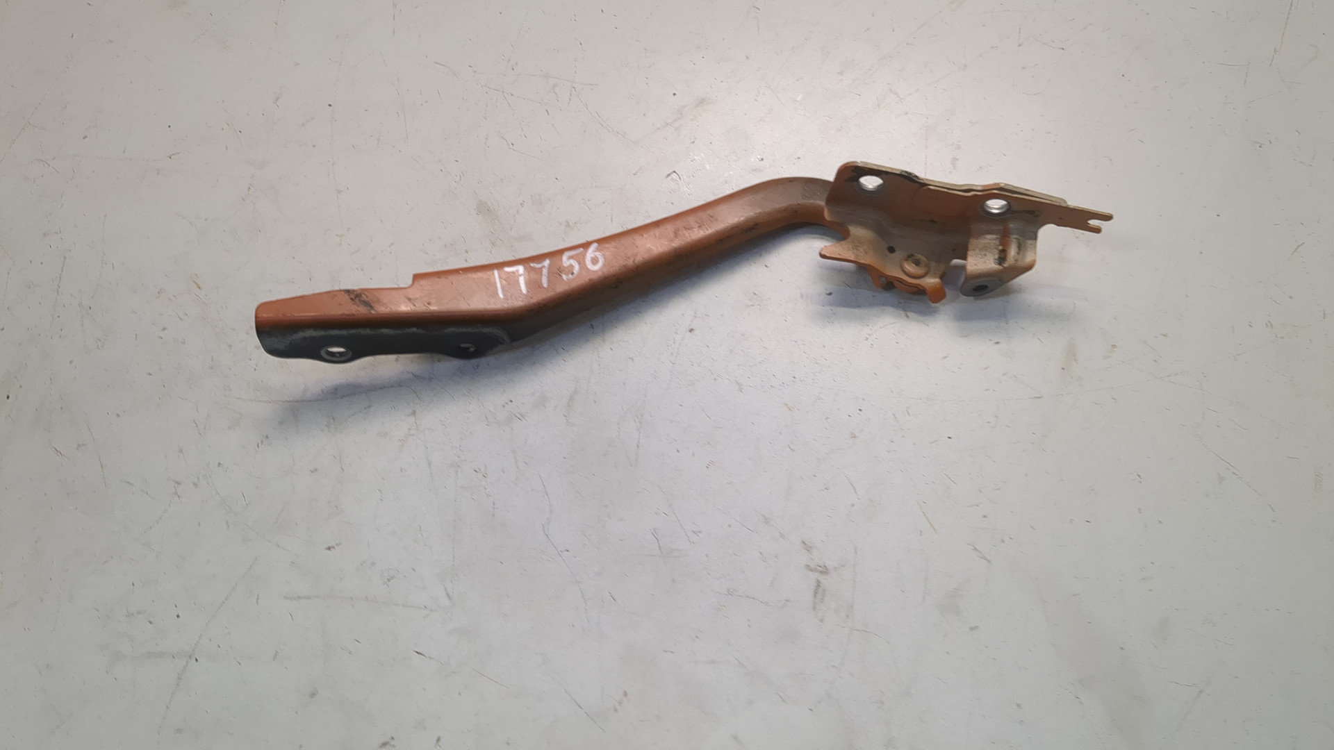 Петля капота правая