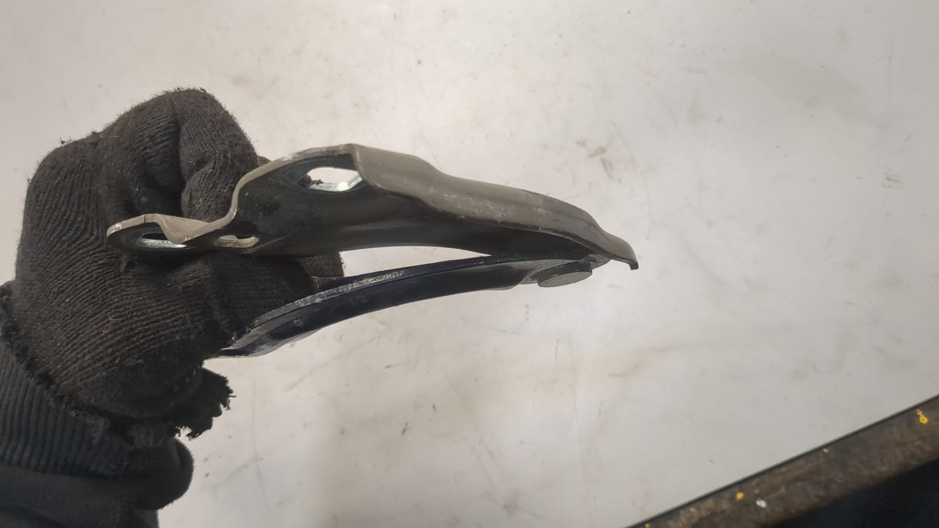 Петля капота правая