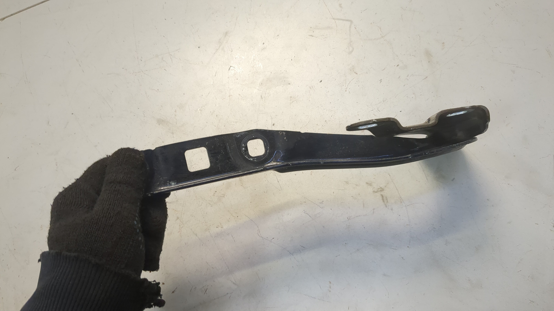 Петля капота правая