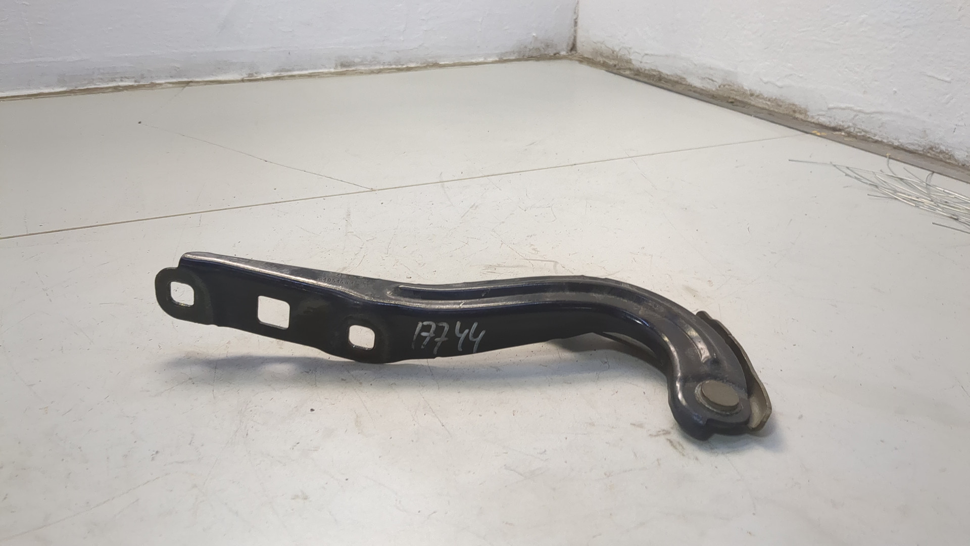 Петля капота правая