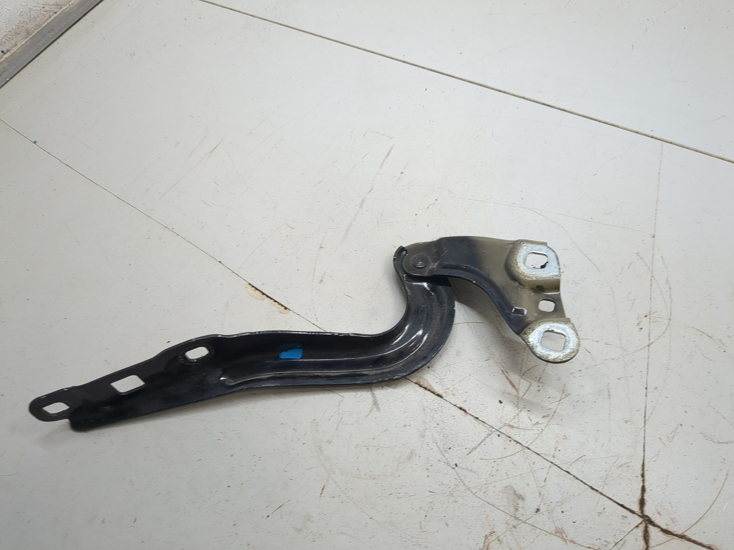 Петля капота правая