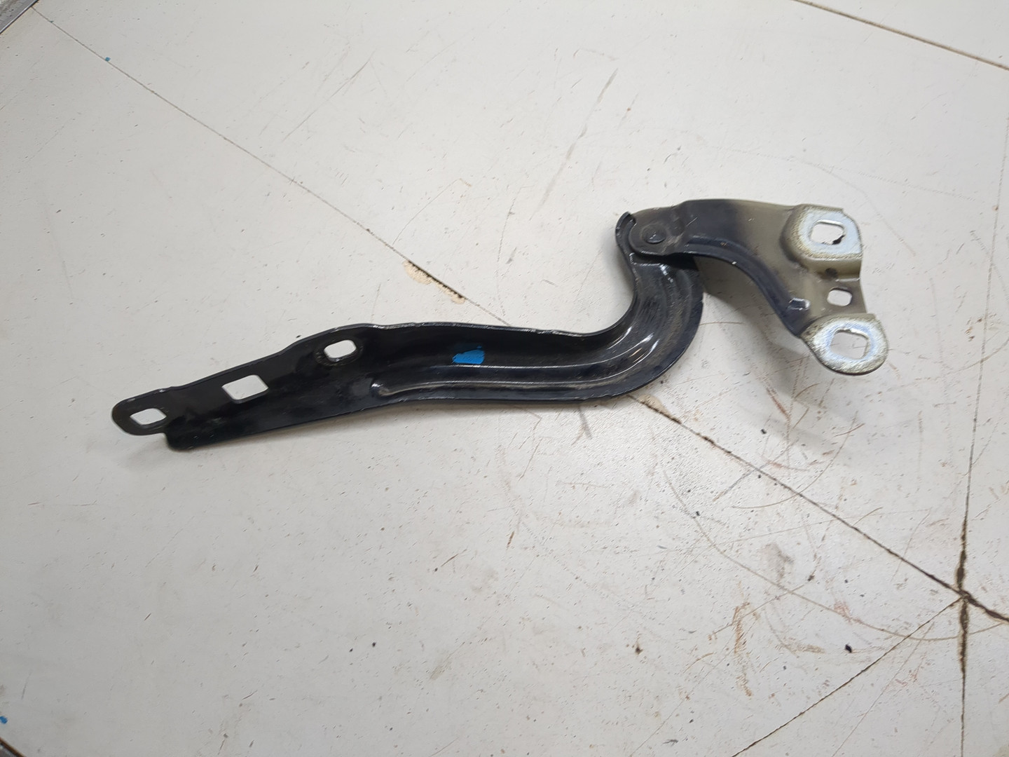 Петля капота правая