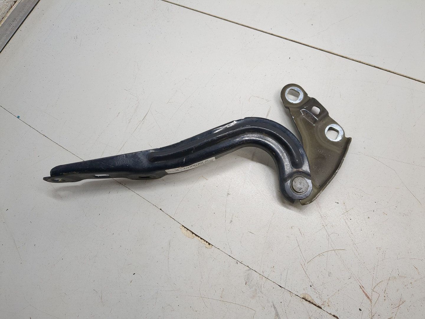 Петля капота правая