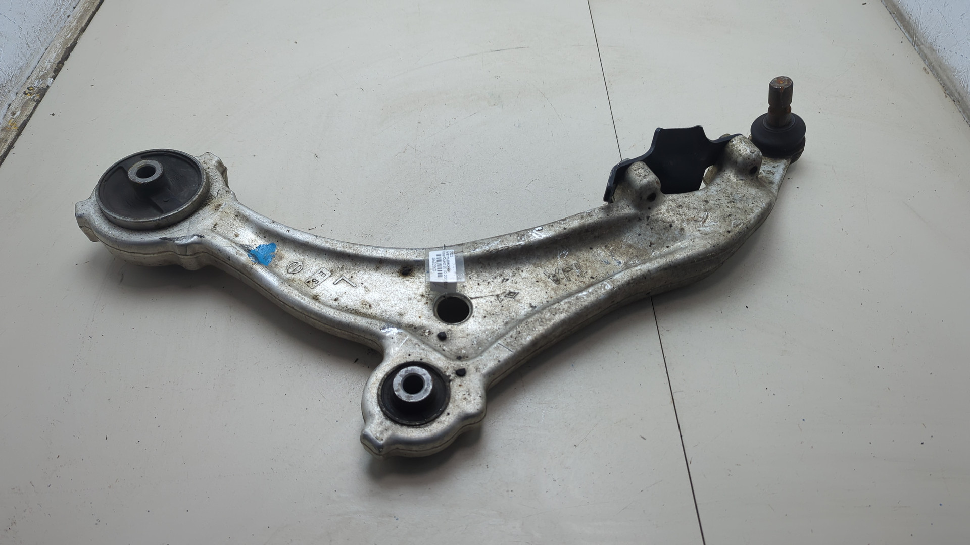 Рычаг передний левый