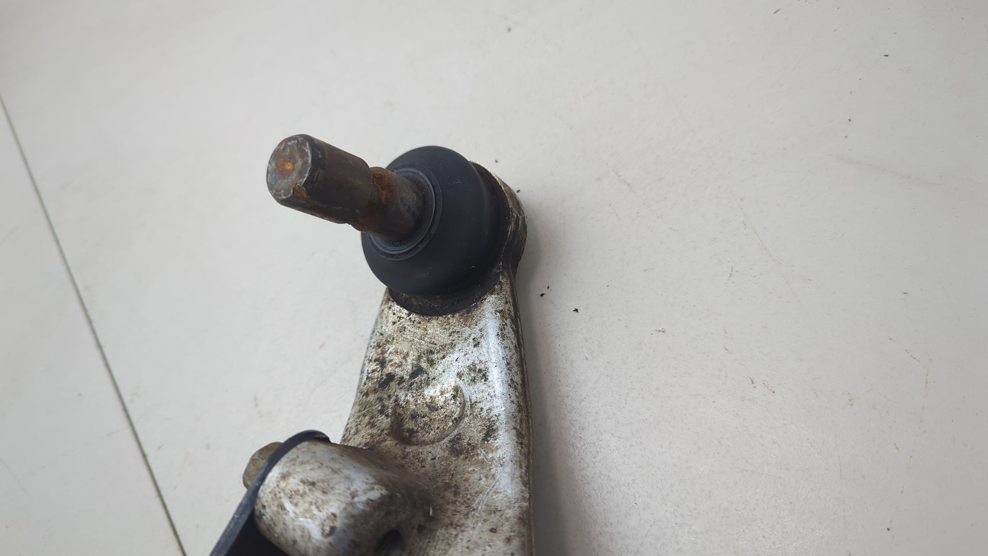 Рычаг передний левый