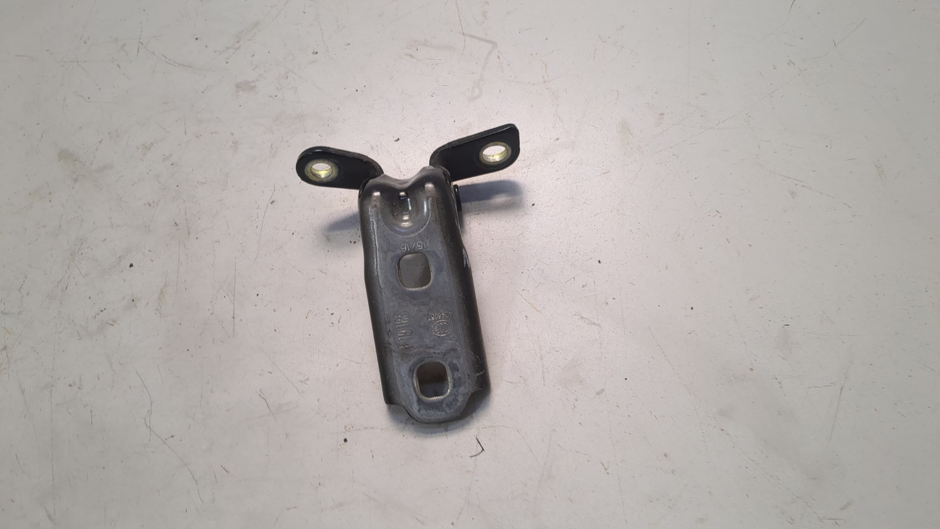 Петля двери