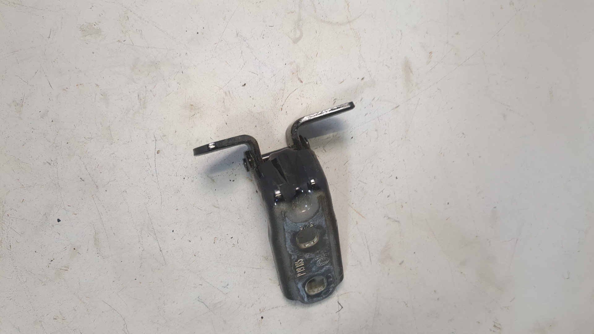 Петля двери