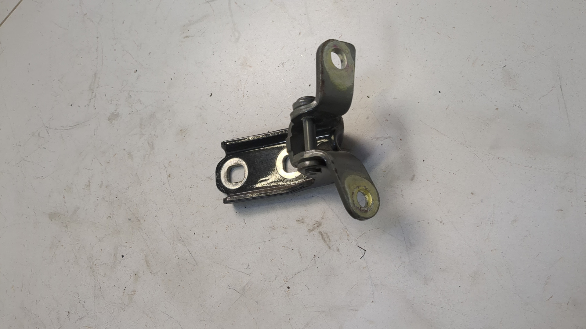 Петля двери