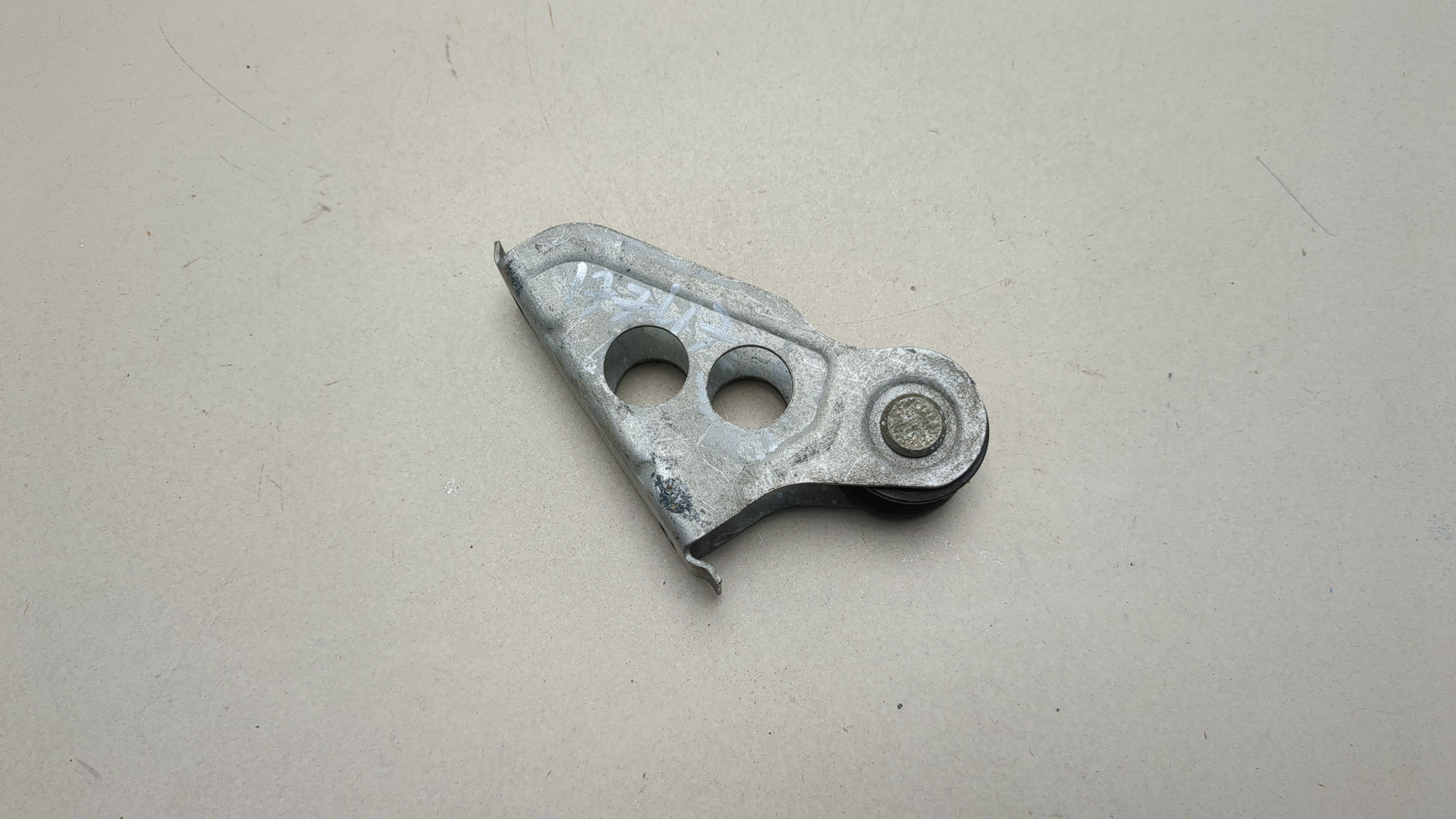 Замок капота