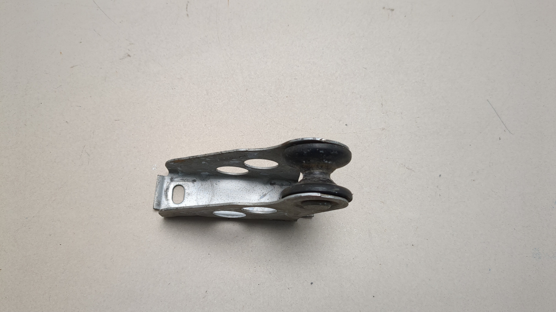 Замок капота