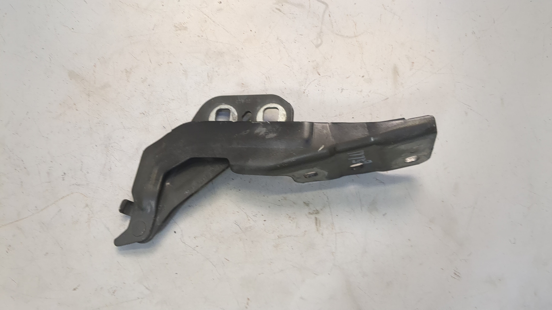 Петля капота левая