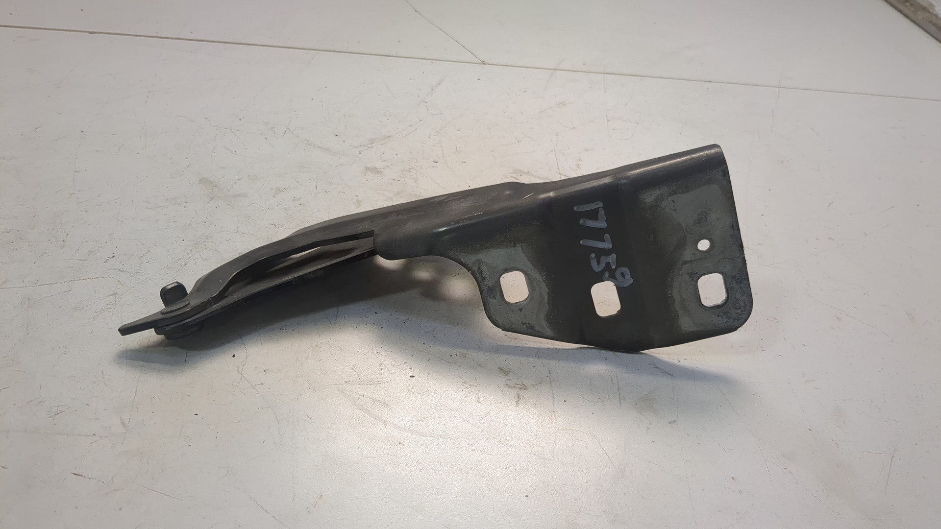 Петля капота левая