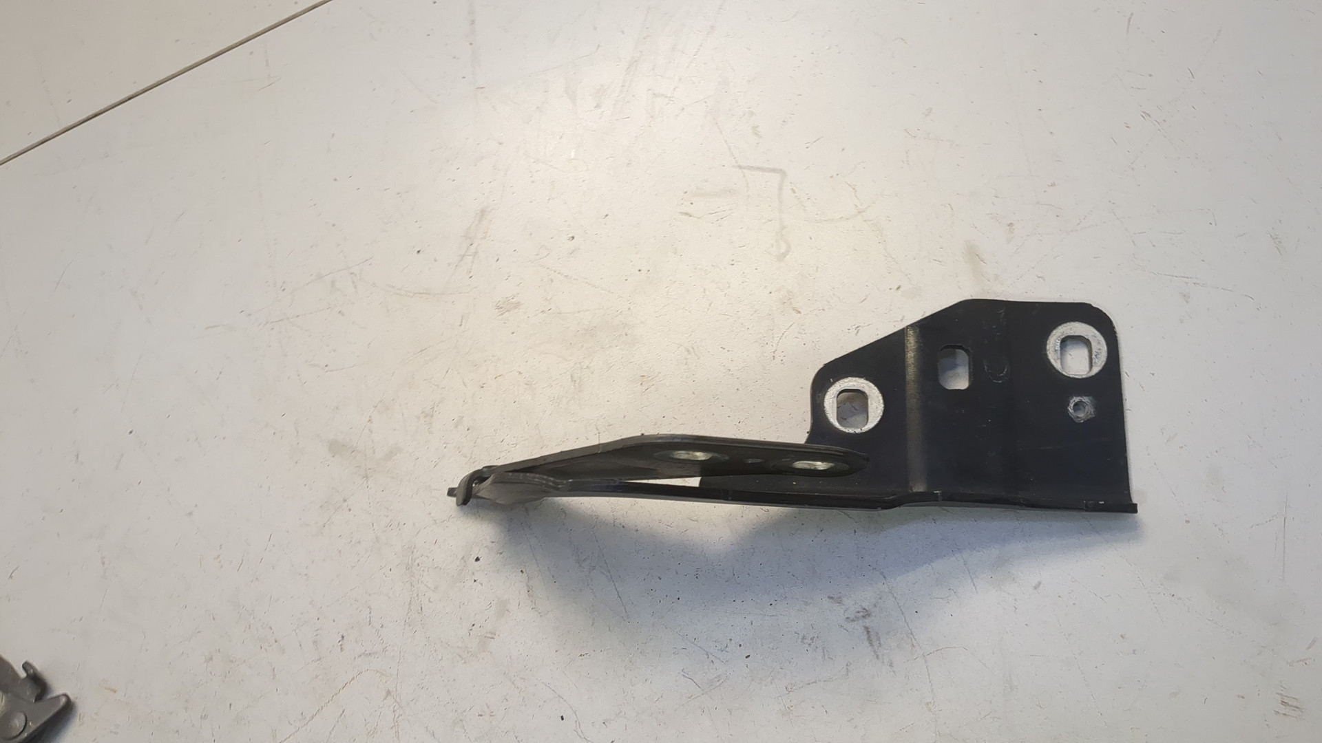 Петля капота левая