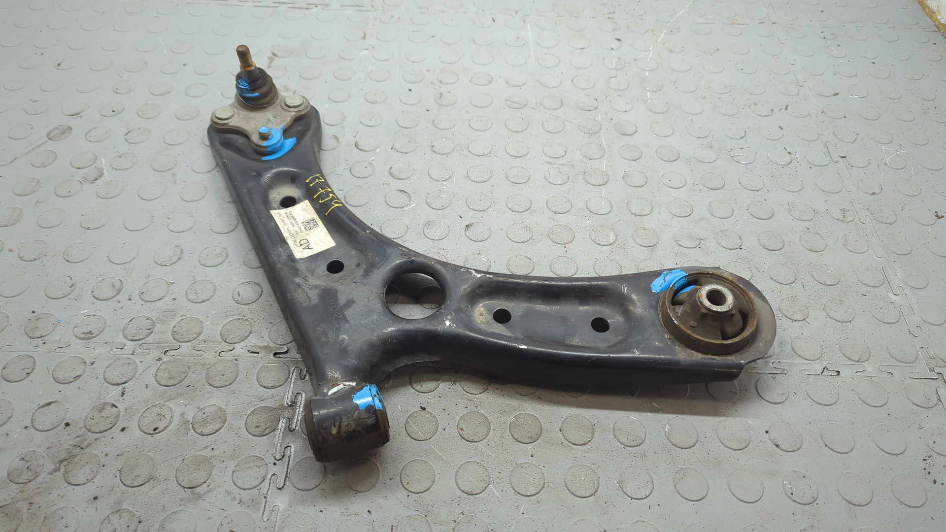 Рычаг передний правый