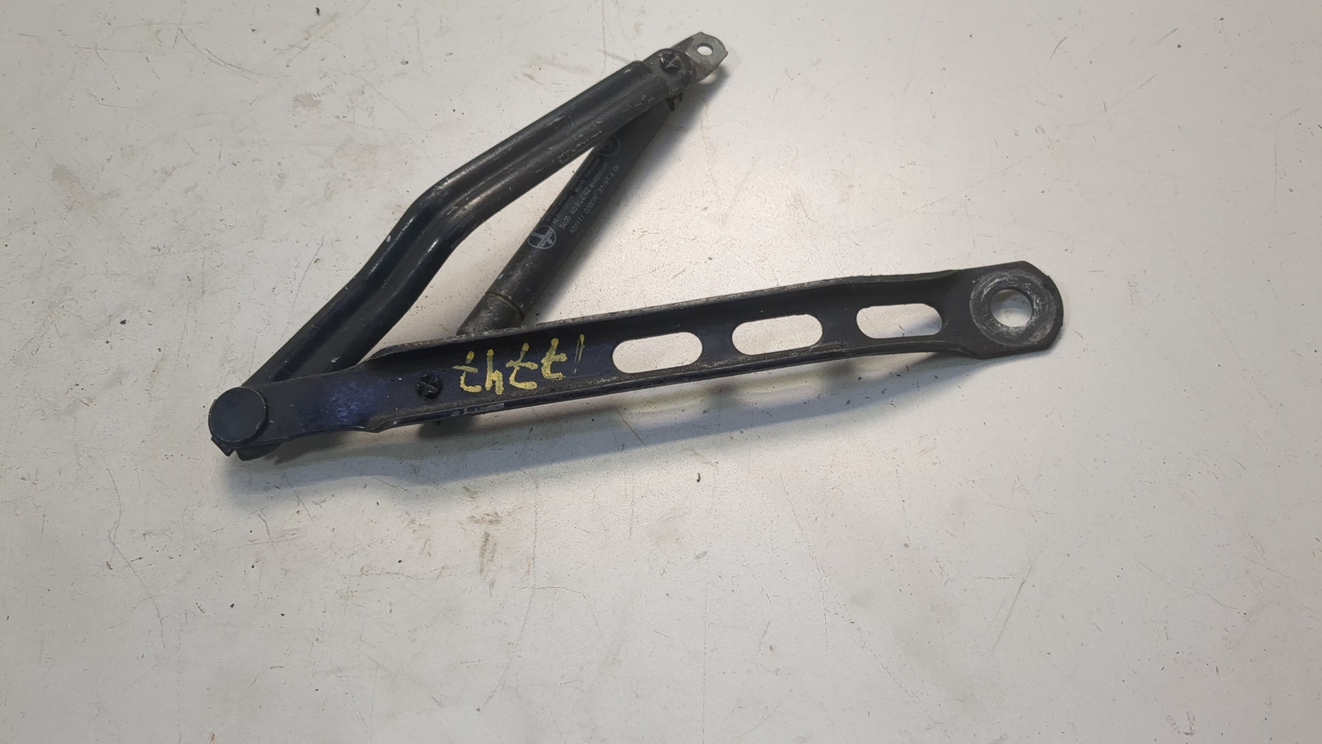 Петля капота правая