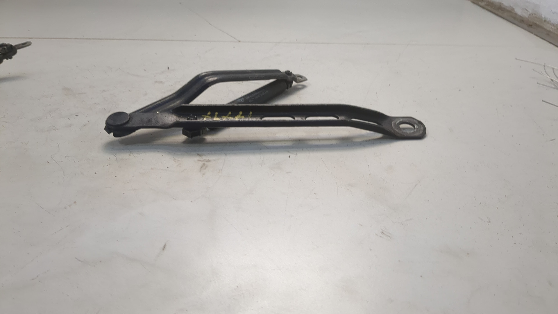 Петля капота правая