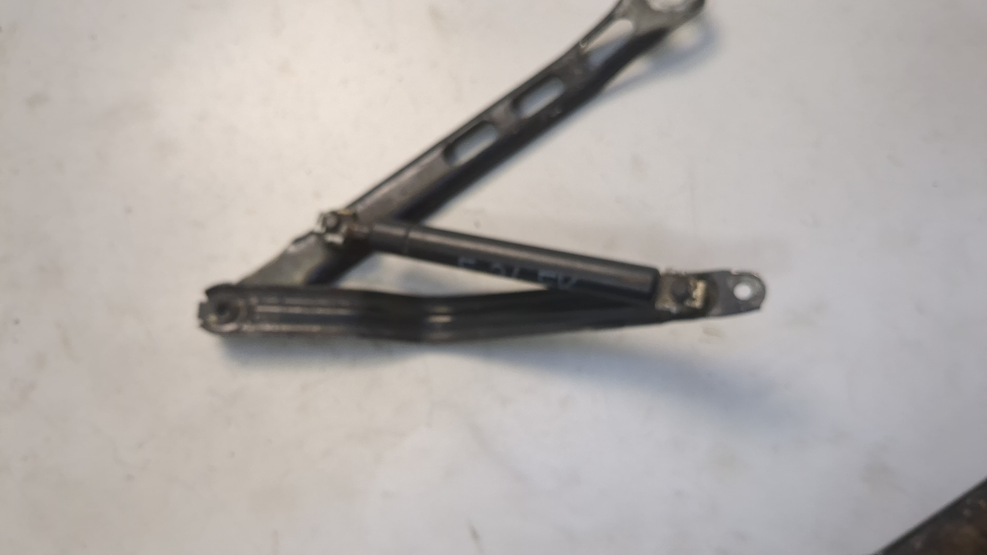 Петля капота правая