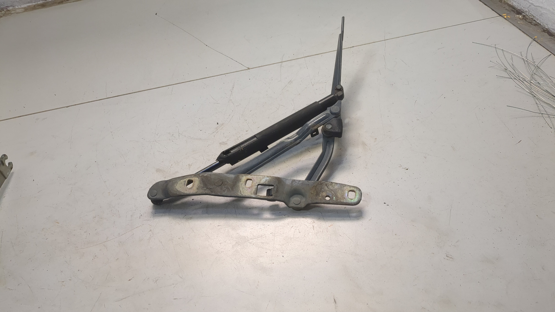 Петля крышки багажника