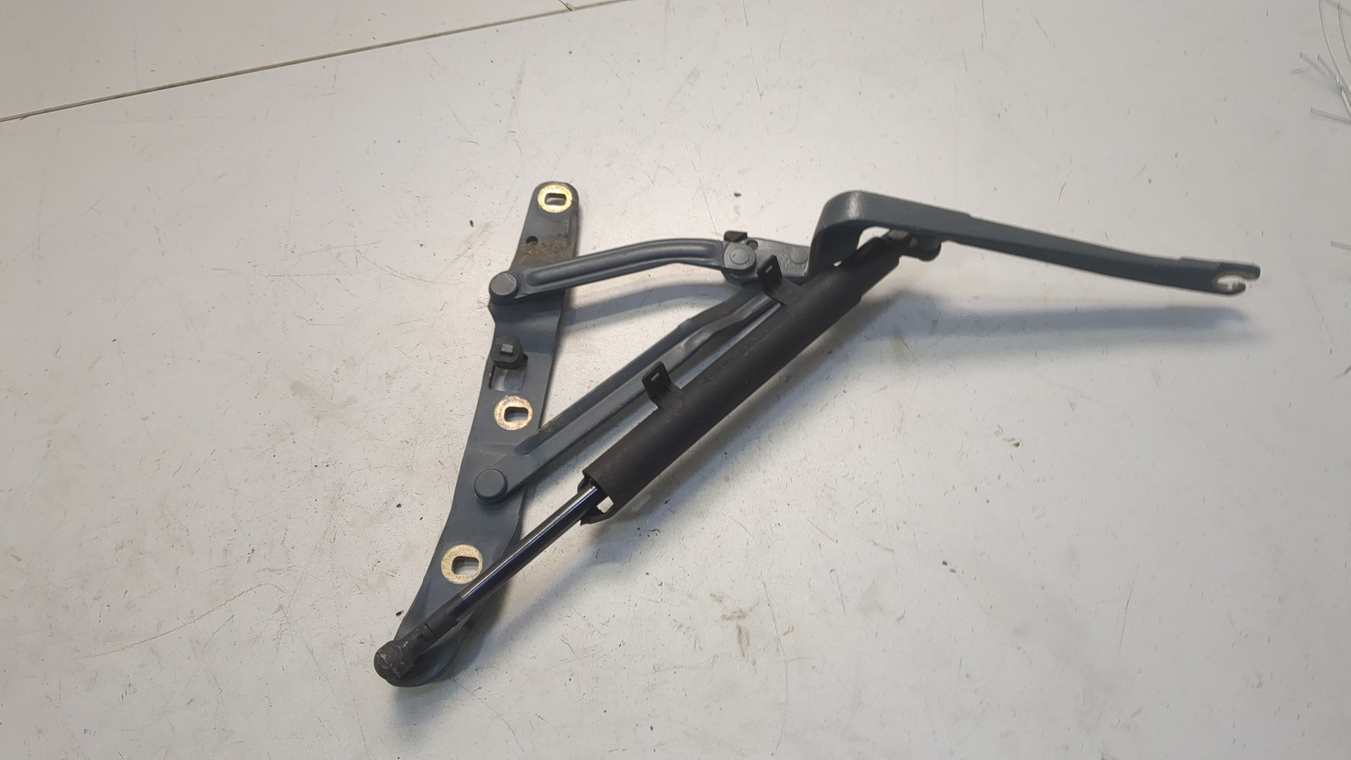 Петля крышки багажника