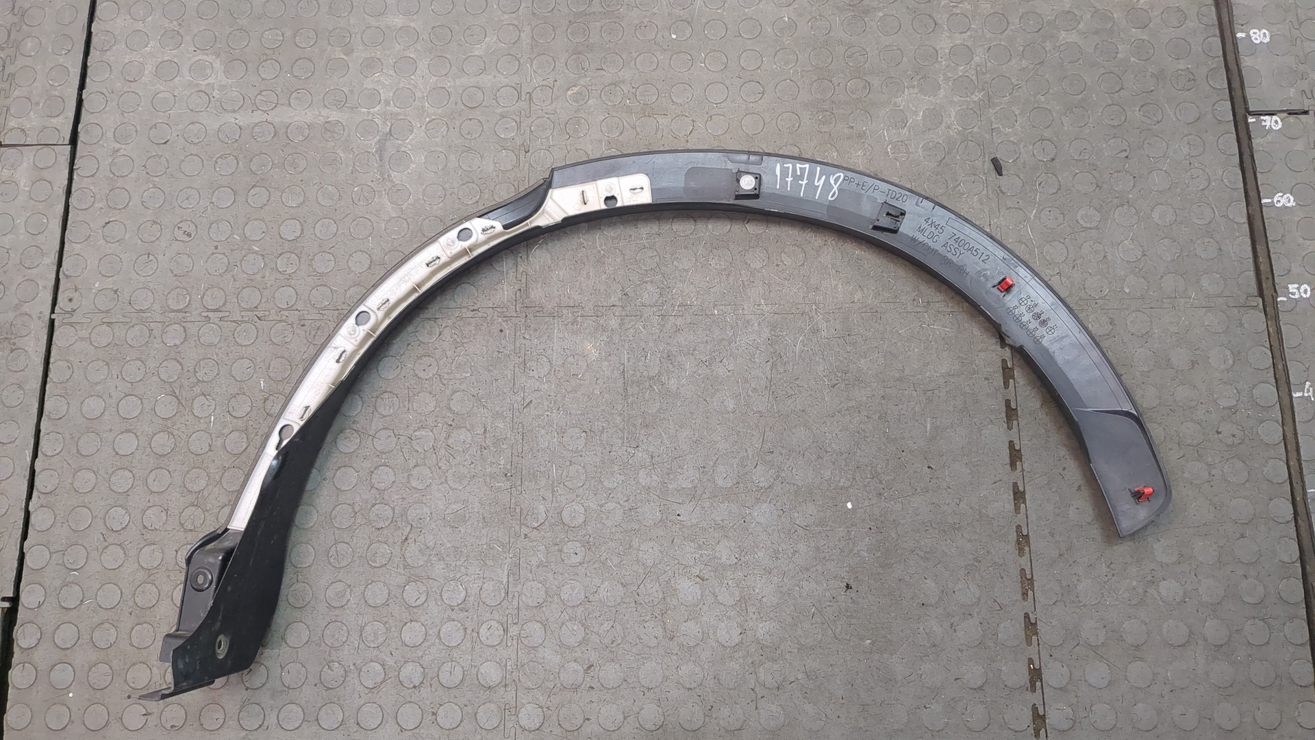 Молдинг заднего крыла правого