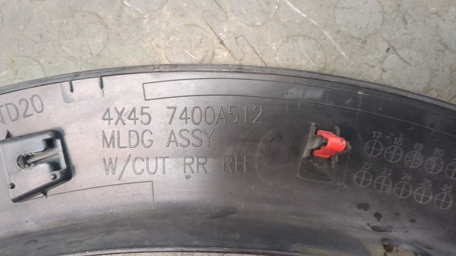 Молдинг заднего крыла правого