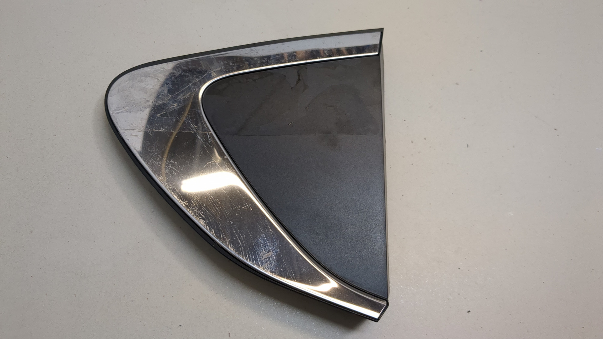 Молдинг заднего крыла правого