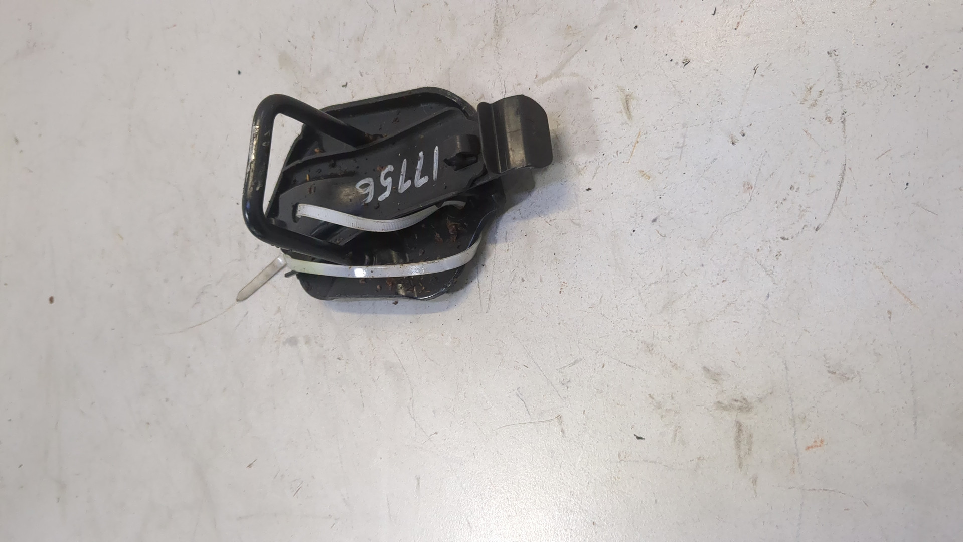 Петля капота