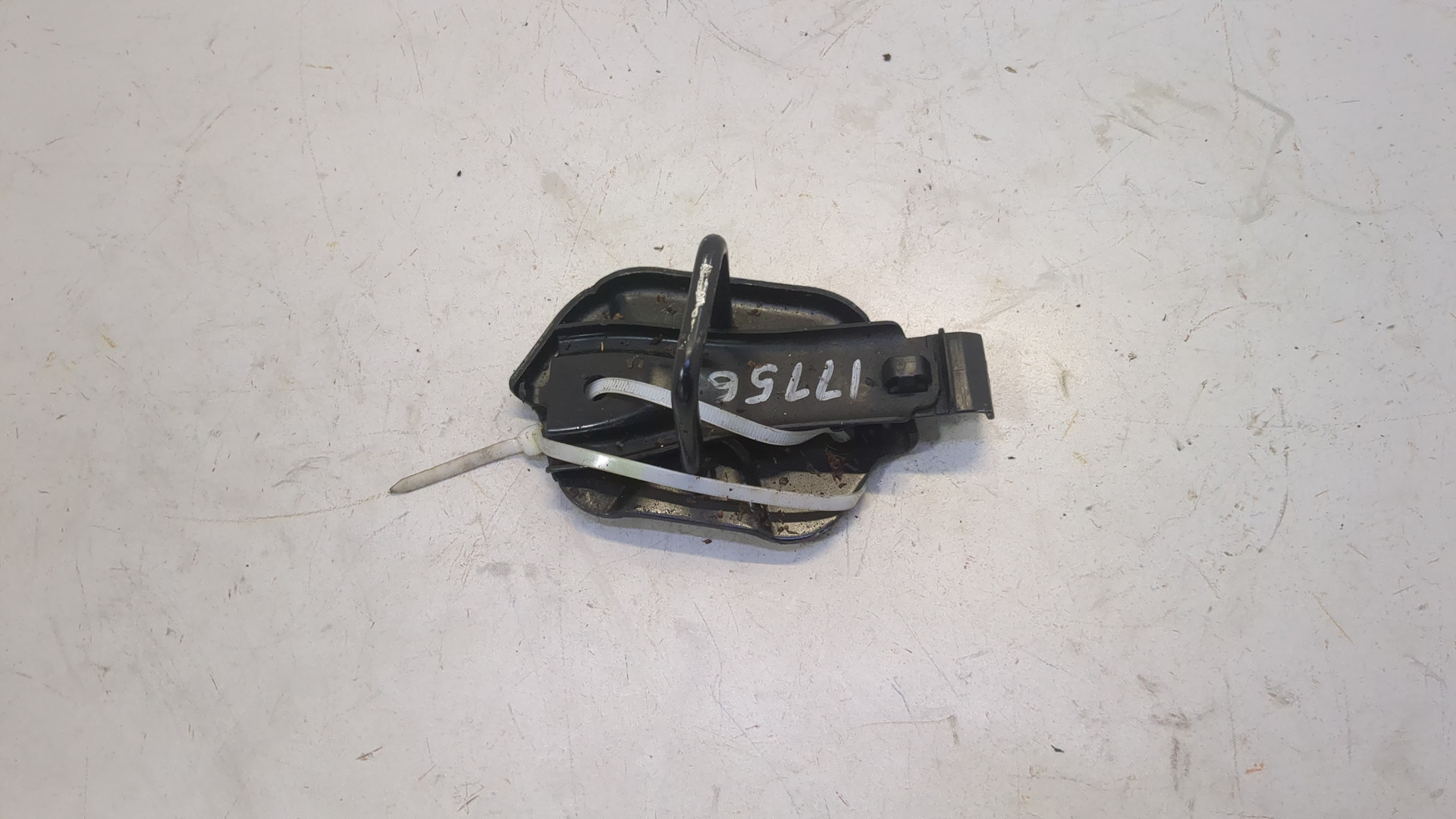 Петля капота