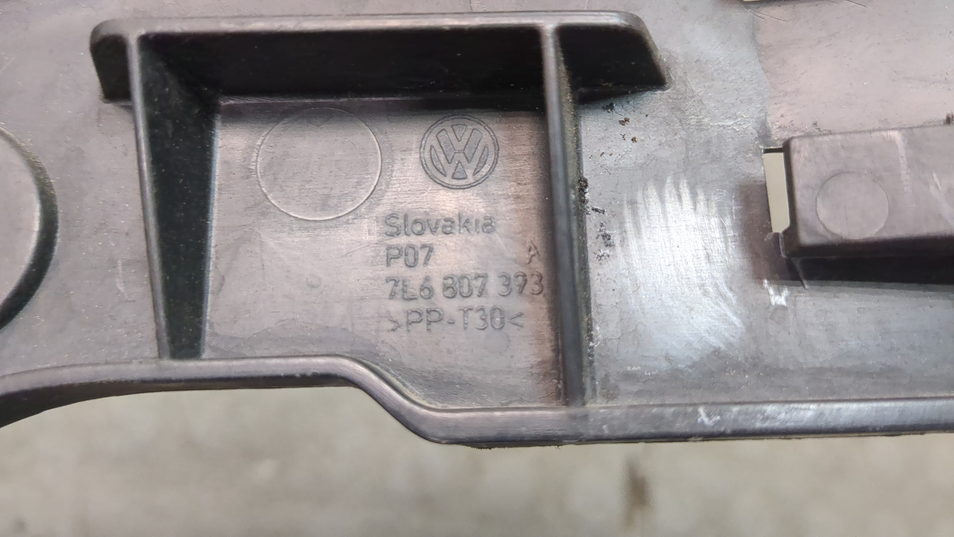 Кронштейн заднего бампера правый