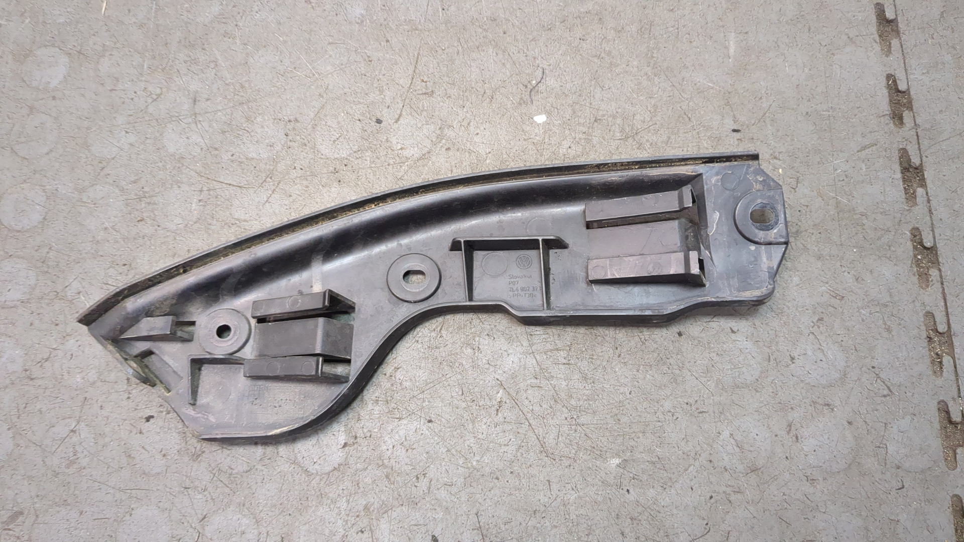 Кронштейн заднего бампера правый