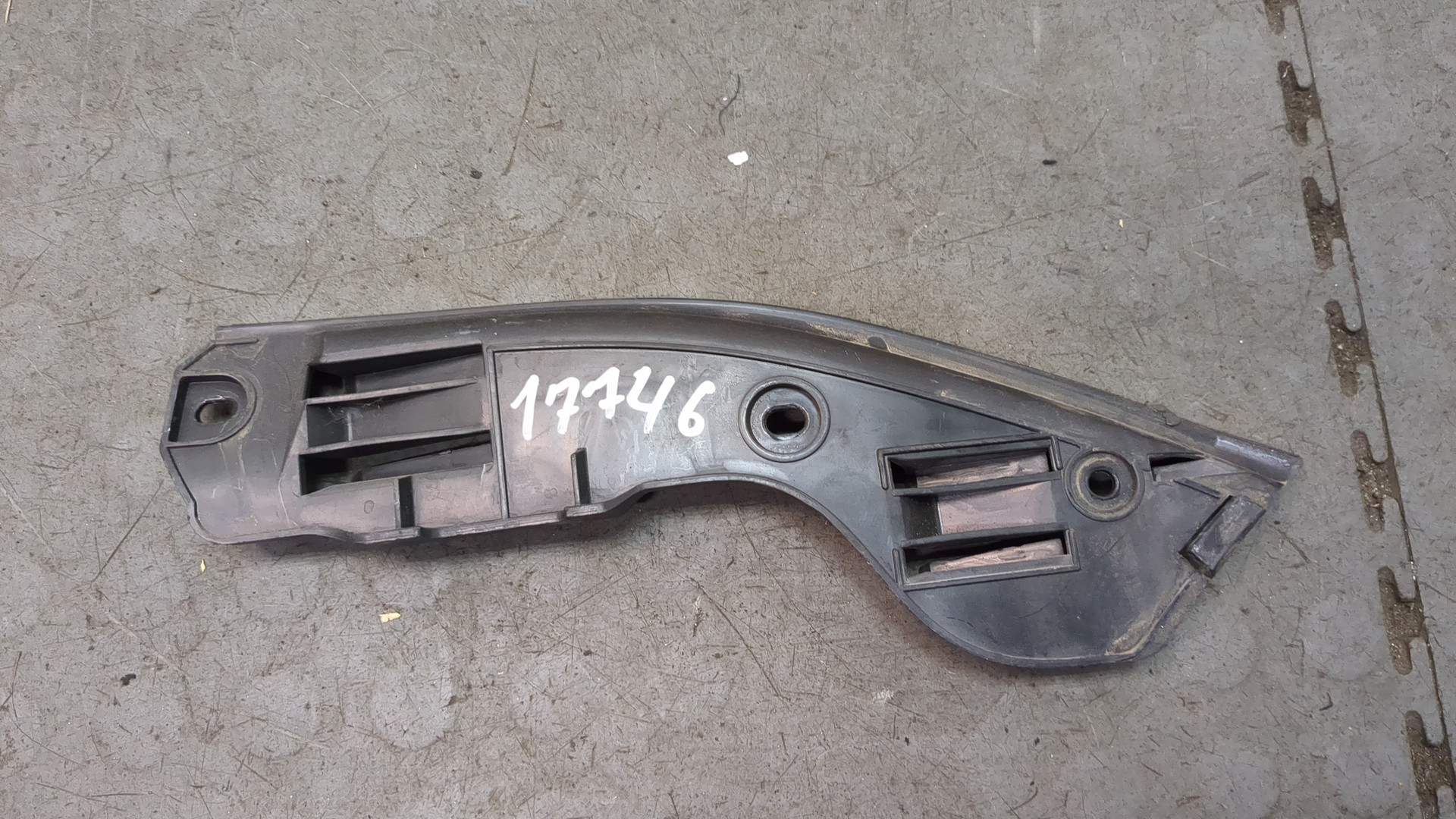 Кронштейн заднего бампера правый