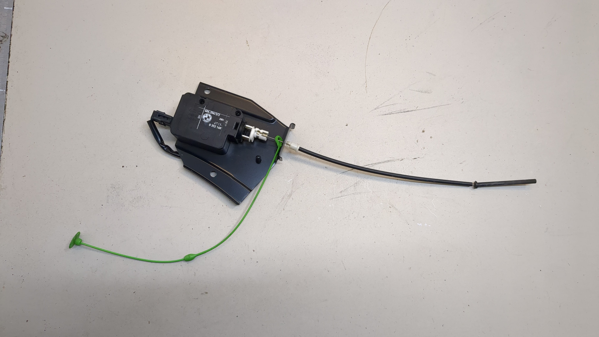 Активатор замка крышки бензобака