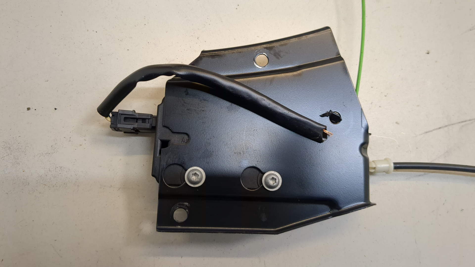 Активатор замка крышки бензобака