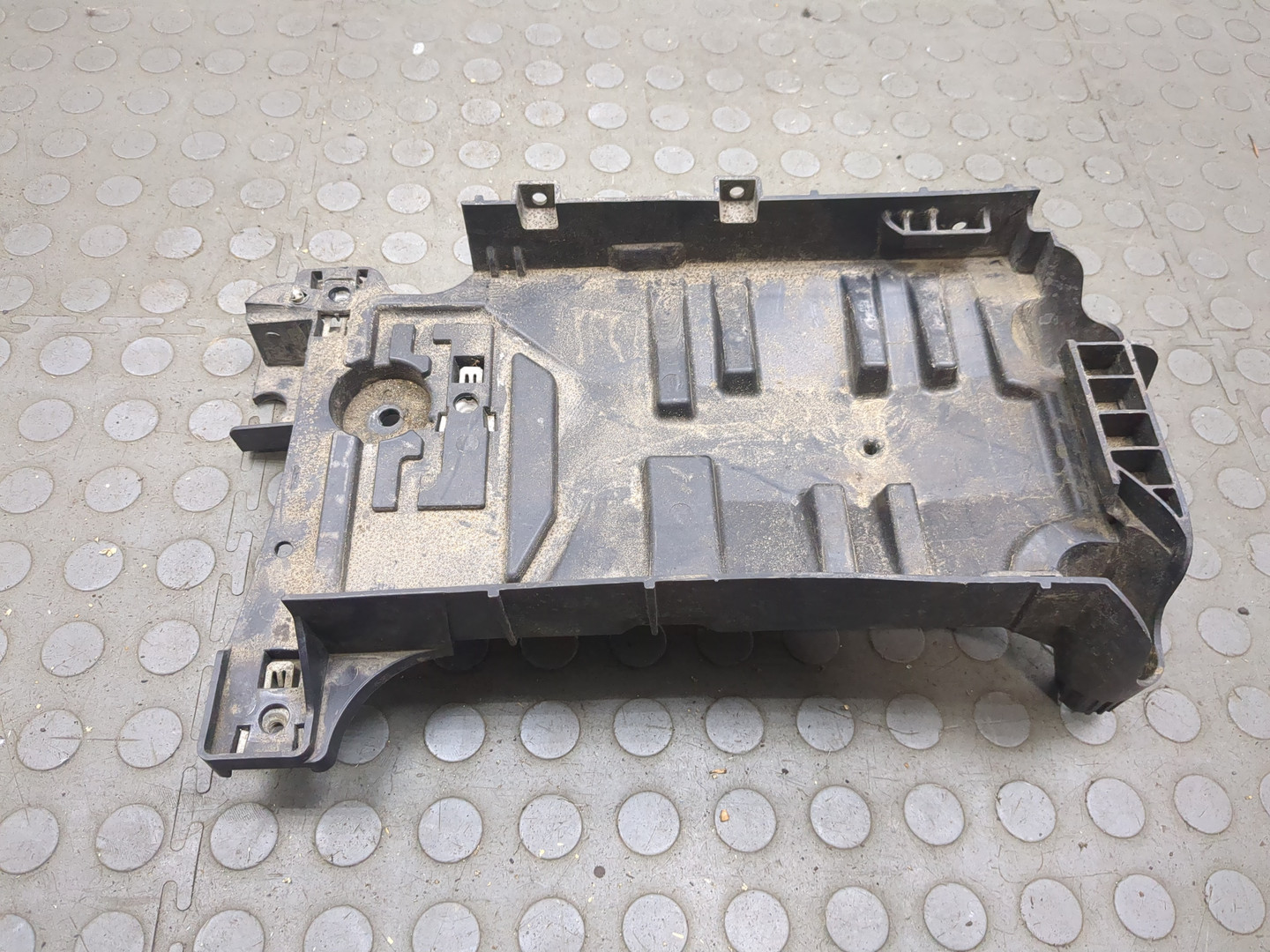 Площадка под аккумулятор (АКБ)