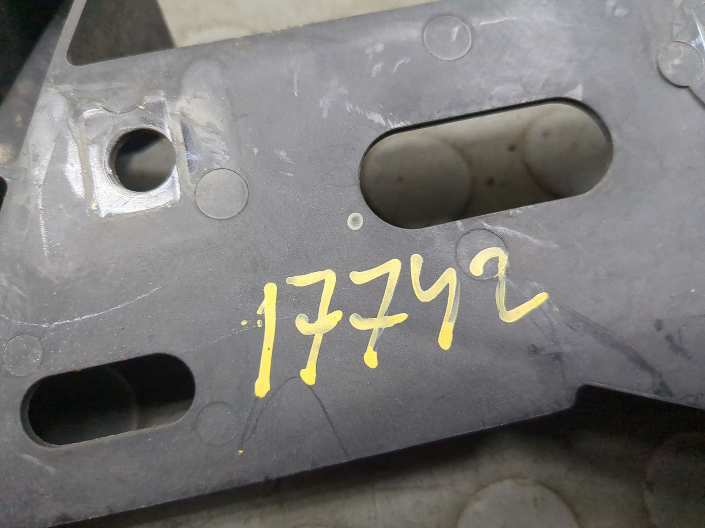 Кронштейн фар правый