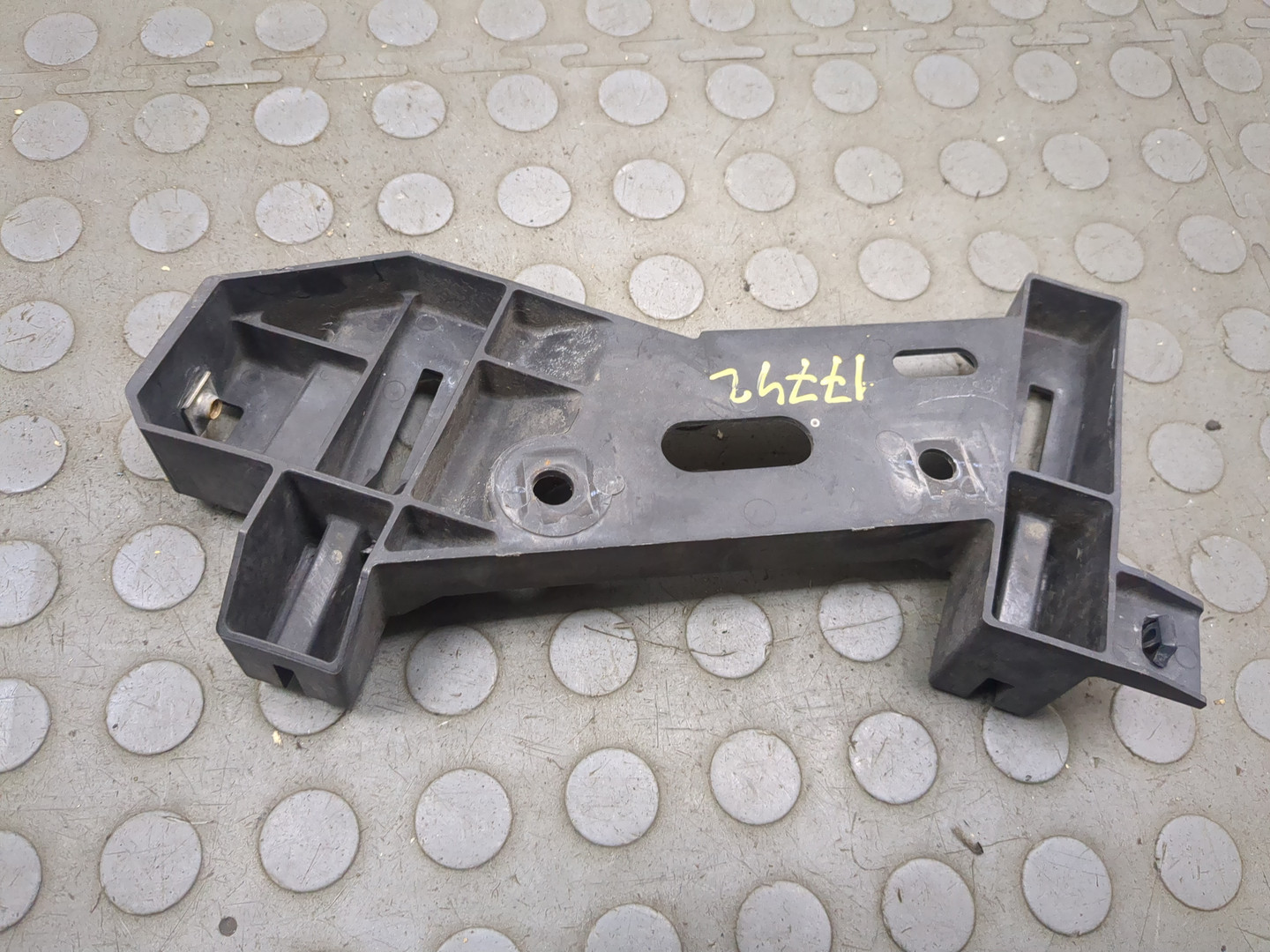 Кронштейн фар правый