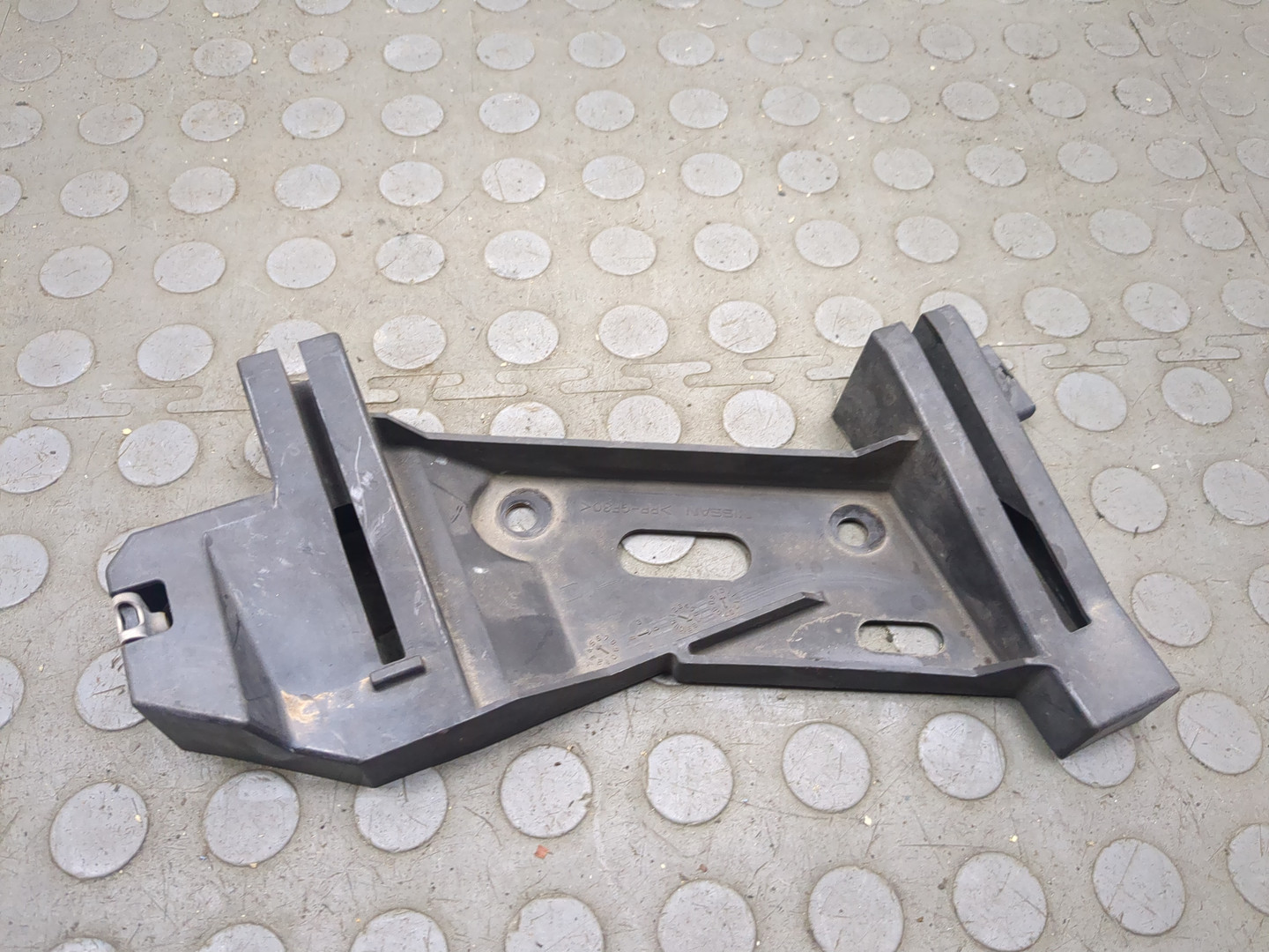 Кронштейн фар правый