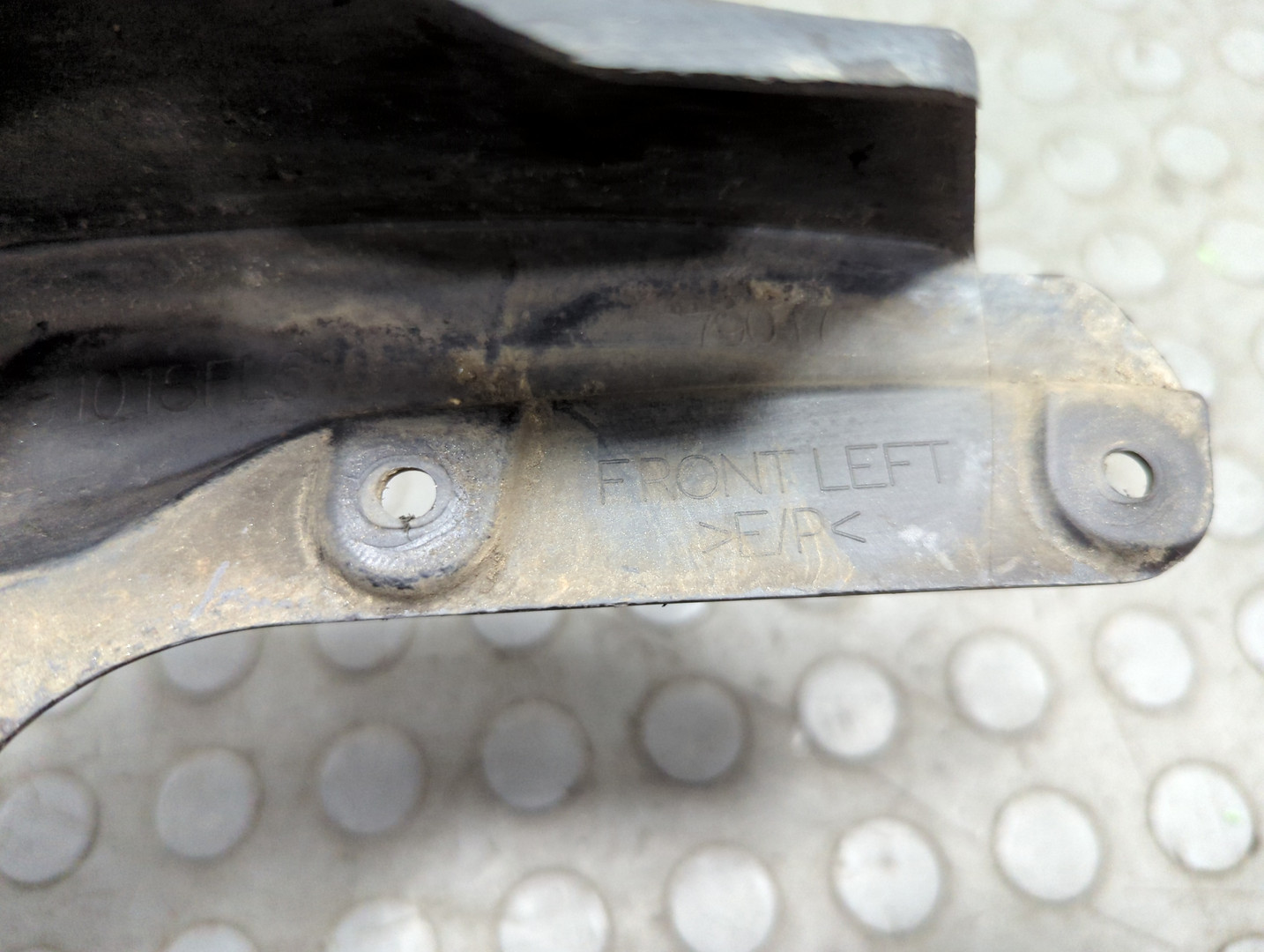 Брызговик передний левый