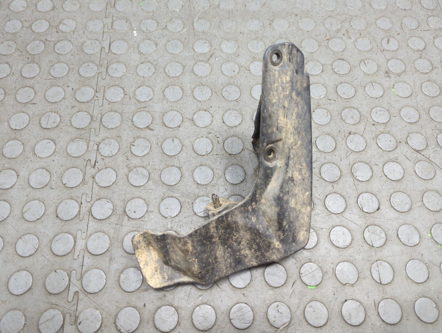 Брызговик передний левый